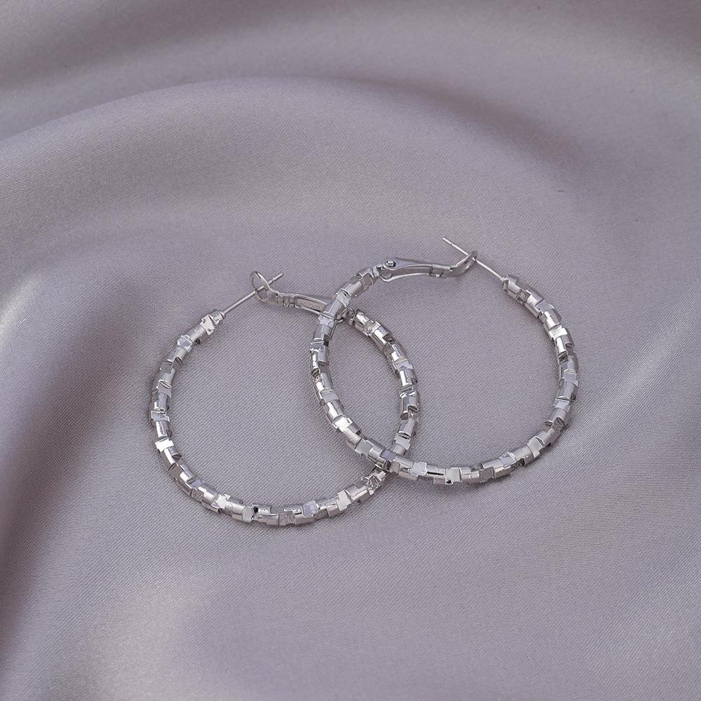 Высококлассные легкие роскошные серебряные круглые медные серьги-кольца: Преувеличенные серьги-каффы для инфлюенсеров с нишевым дизайном