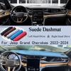 Dla Jeep Grand Cherokee - 2024 Zamszowa Mata na Deskę Rozdzielczą Pokrowiec na Deskę Rozdzielczą Podkładka na Deskę Rozdzielczą Osłona Przeciwsłoneczna Antypoślizgowy Dywanik Akcesoria do Stylizacji Samochodu