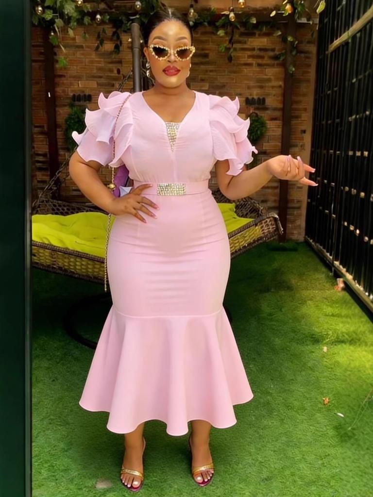 Elegantes Plus-Size V-Ausschnitt-Fischschwanzkleid mit Strasssteinen in der Taille und Rüschenärmeln