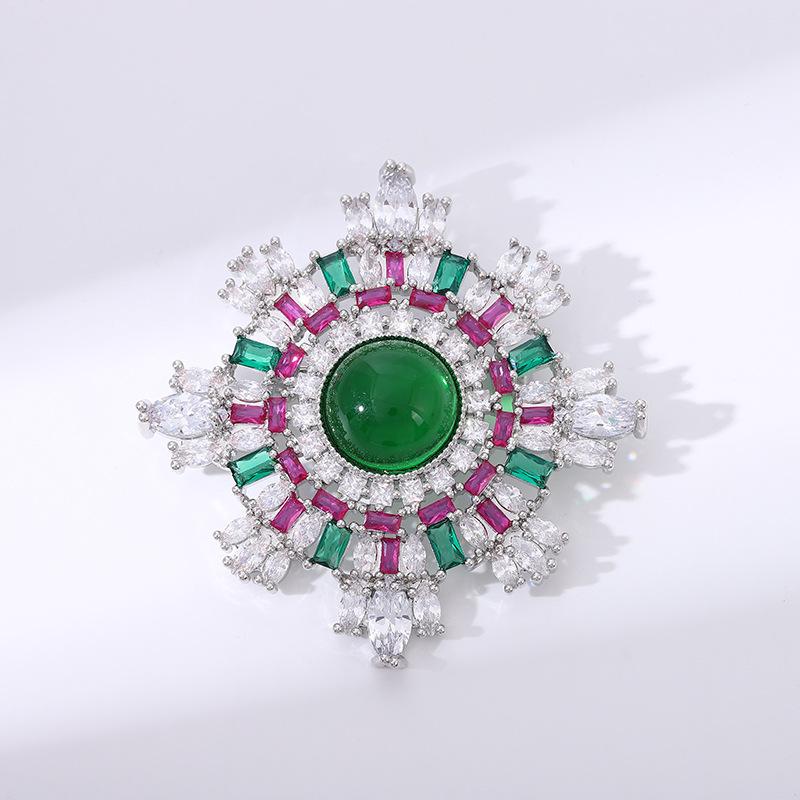 

Высококачественная брошь-серебро в виде изумруда со снежинками Атмосферная булавка для пальто Подарочный корсаж Прямая поставка белый