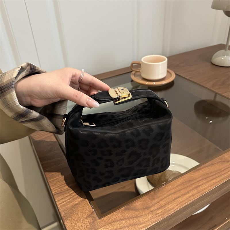 

Solid color new Korean version ins light commuter box bag women s leisure trend personality high sense messenger bag чёрный