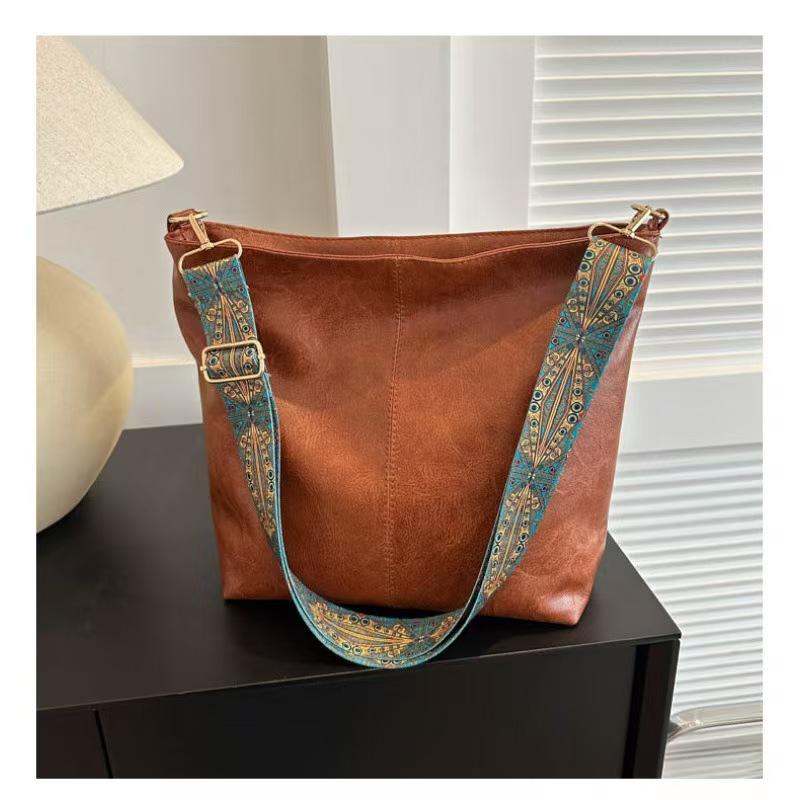 

Large capacity soft leather bucket bag autumn and winter new fashion wide shoulder strap messenger bag trendy portable versatile темно-коричневого кольору