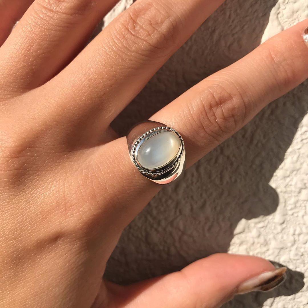 Oval White Imitation Jade Geometric Open Adjustable Ring - Retro Elegant Court Style for Women Open Adjustable