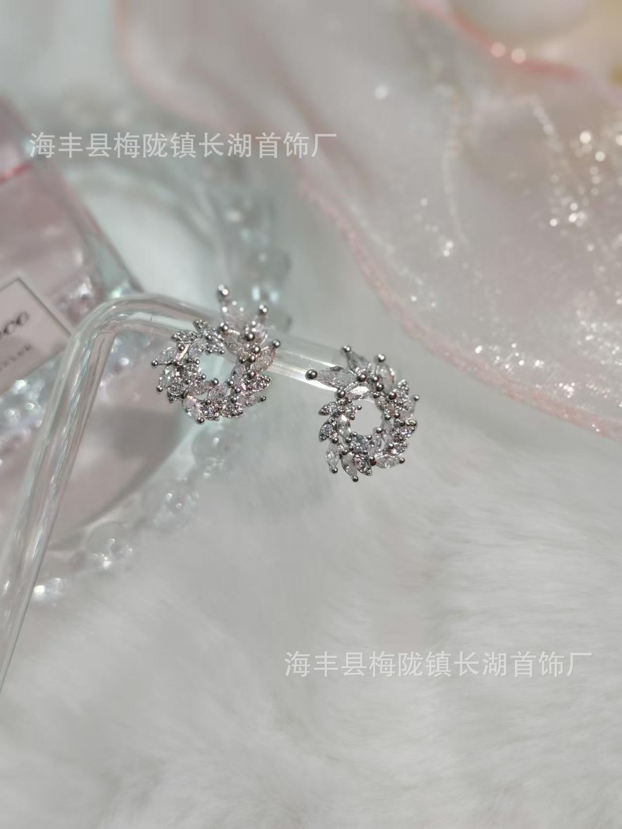 

Leaf screw earrings Korean version fashion A zircon new leaf shape women s earrings earrings full of diamonds new gifts in stock