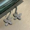 Pendientes colgantes Huitan de moda con mariposa y circonita cúbica para mujer, exquisitos accesorios para orejas de niña, color plateado, joyería llamativa