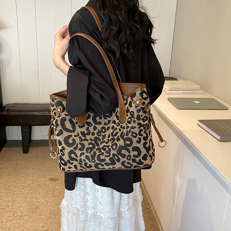 High-end leopard print large capacity tote bag big bag 2025 new trendy fashion versatile commuter bag shoulder bag for women