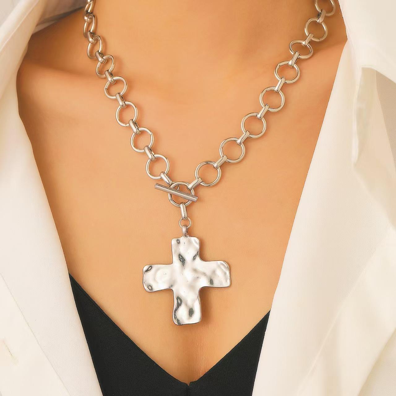 Trendy Hip-Hop Clavicle Cross Necklace: Niche Design Pendant for Women платиновый