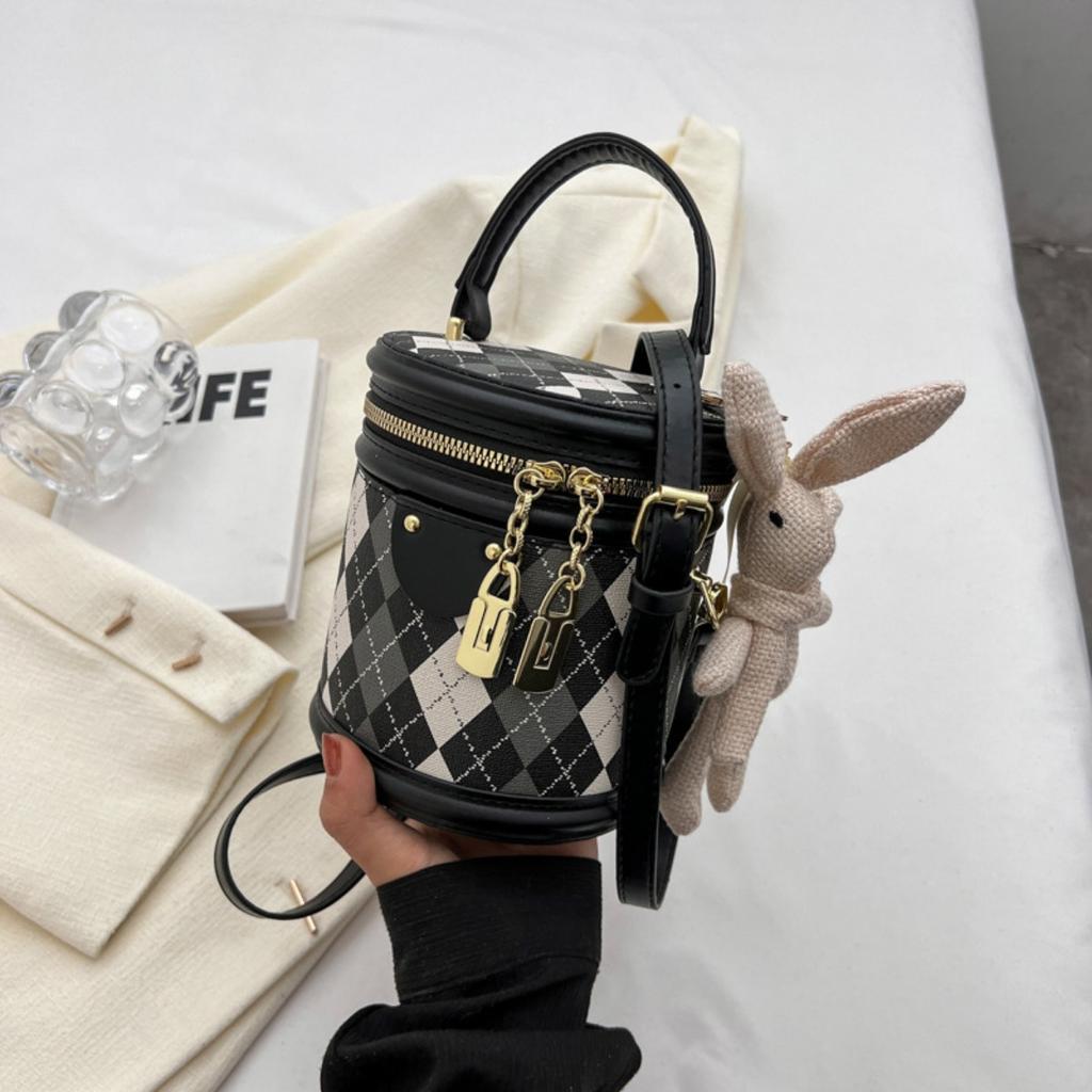 New Bucket Bag Shoulder Bag with Rabbit Pendant for Women