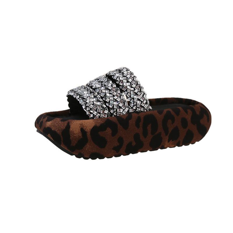 

Bright diamond cool slippers women s summer wear 2025 new thick-bottomed beach fashion women s Xiaoxiangfeng one-word drag 40