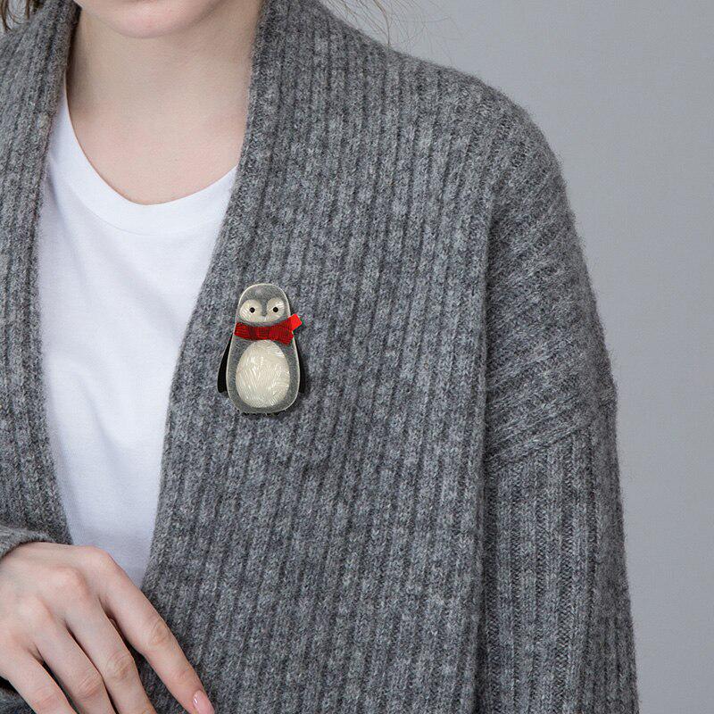 Blucome Broches de pinguim de porco de acrílico feitos à mão para mulheres, presente de ano novo para crianças, lenço vermelho, acessórios de pano de animal, broche Harajuku