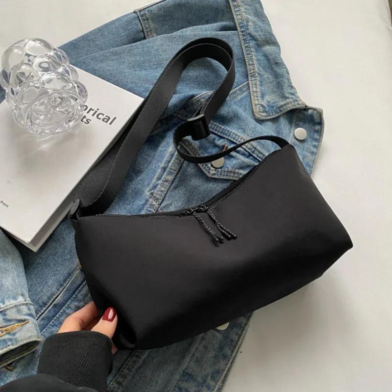 

Versatile Shoulder Hobos Bag Large Capacity Trend Lady Travel Shopper Bag Casual Nylon Crossbody Bag for Women Leisure