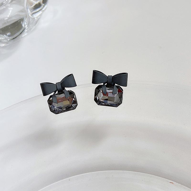 

C-shaped Black Bowknot Zircon Earrings for Women Personalized Temperament Zircon High-end Sense Female Earrings