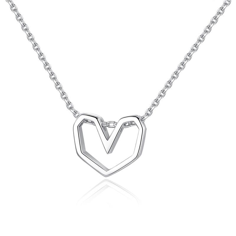 Hollow Love Heart-shaped Necklace for Women, Japanese and Korean Fashion Temperament, Personalized and Versatile Peach Heart Pendant Collarbone Chain