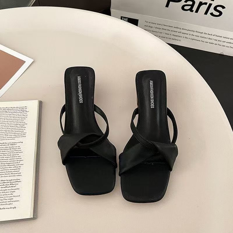 Beautiful square head fashion fairy cool slippers wear versatile thick heel simple not tired feet sandals 2025 summer new