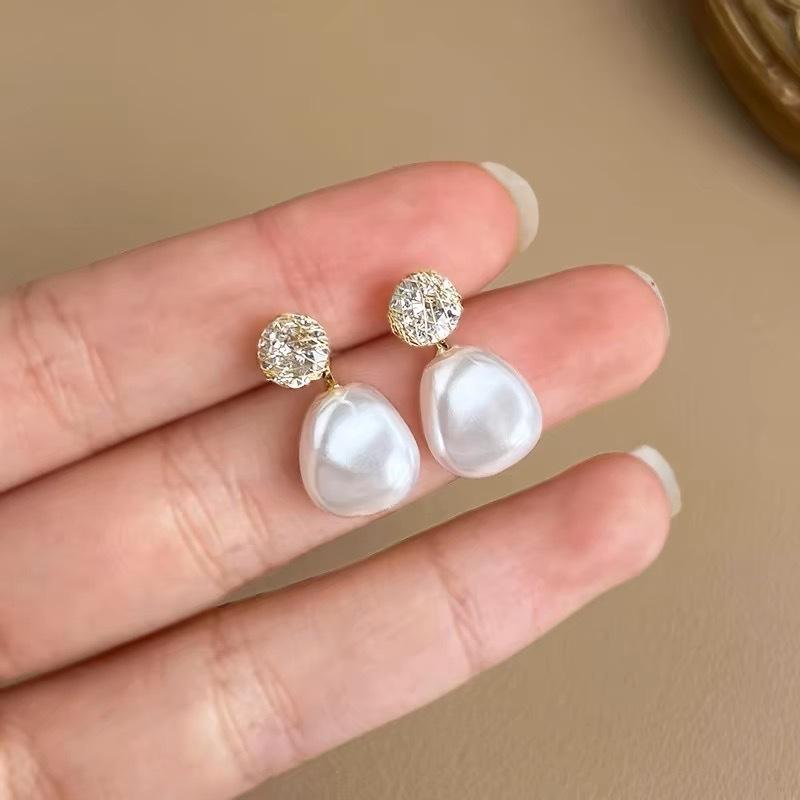 

Xiaoxiangfeng pearl stud earrings women s light luxury temperament niche unique earrings irregular earrings Korean exquisite earrings
