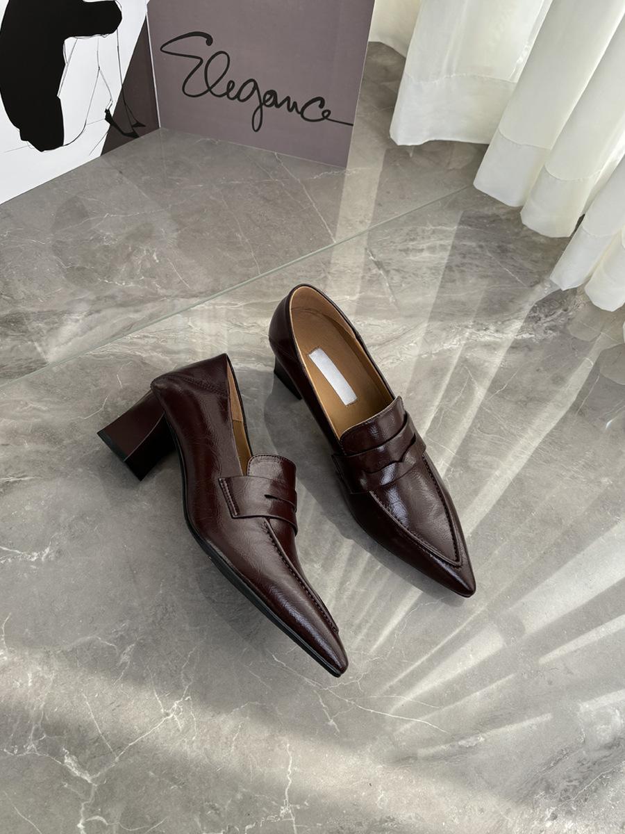 

British retro square head women s leather temperament commuting thick heel small leather shoes single shoes 40 коричневий