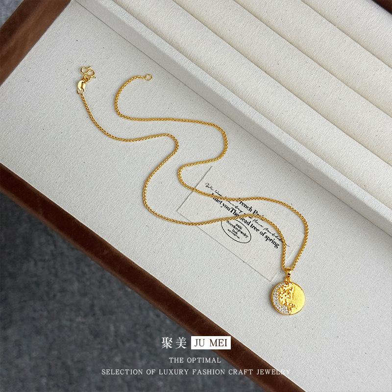 

Итальянское колье-чокер в средневековом стиле с бриллиантом огранки «пуант», узором «колотый лед», подвеской в виде кита, песочно-золотое женское колье премиум-класса