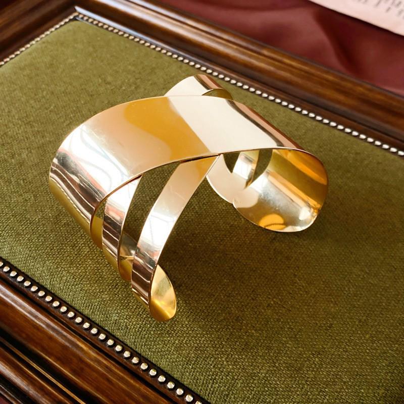 European-American Geometric Metallic Open Bangle: Simple, Versatile, Niche Design Bracelet