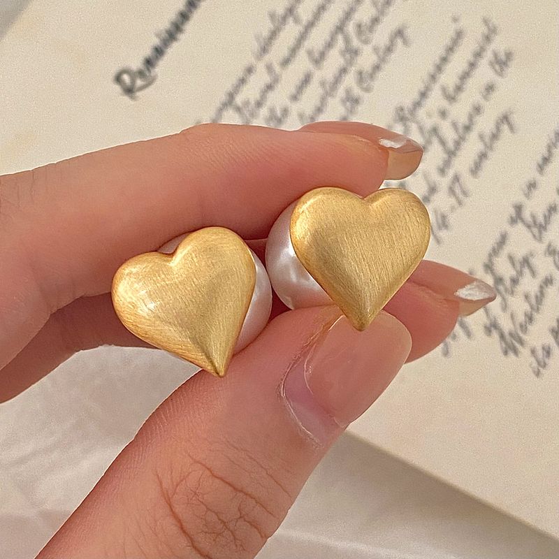 

Ktlt/Heart Pearl Stud Earrings Women s Fancy Elegant Trendy Earrings Niche Style Original Design Metal Brushed Earrings Gold Beads-Copper Plated Gold -925 Silver Needles