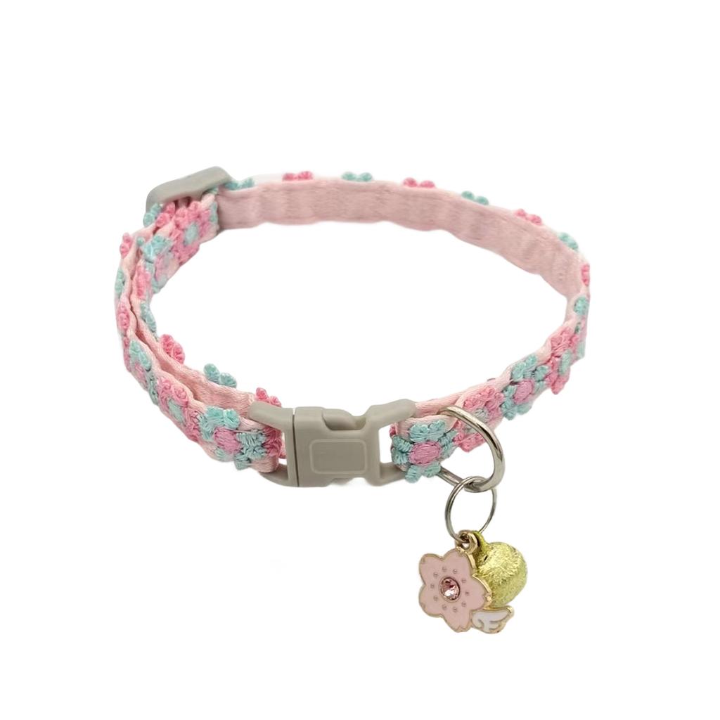 Bunter Spitzblumenkragen mit Glöckchen und Hundehalsband
