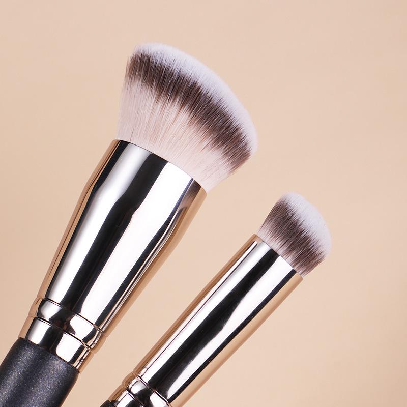 Pony's 170 Angled Foundation Brush & 270 Round Concealer Brush für streifenfreien Auftrag, mit 370 Streak-Free Concealer Brush.
