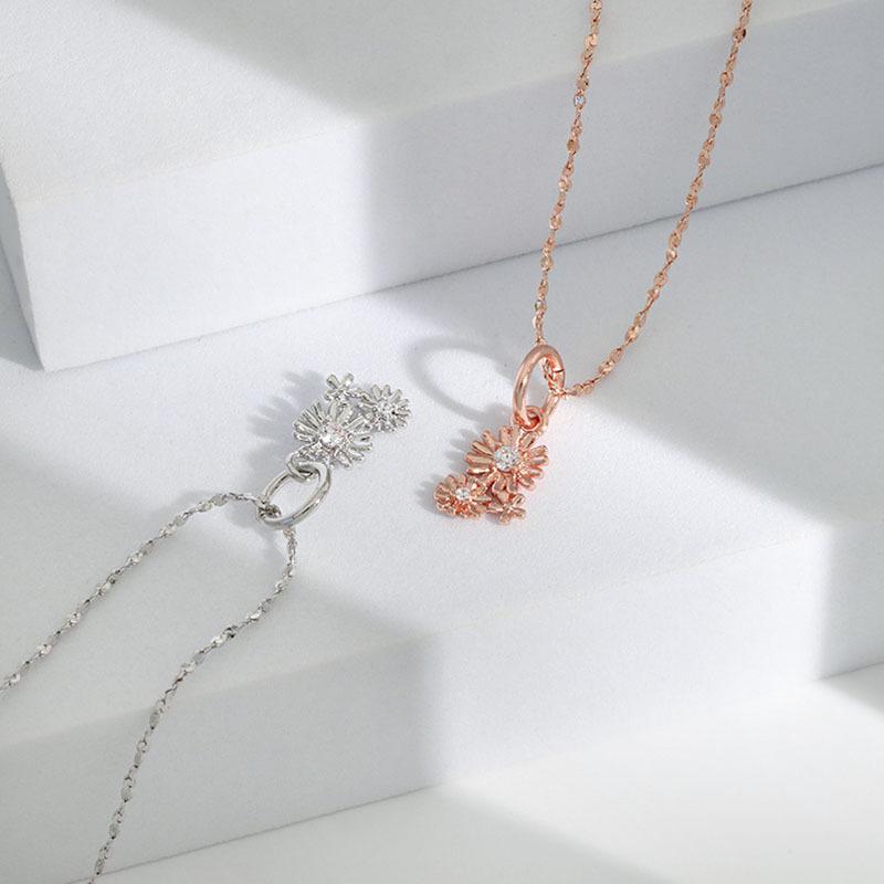 Schenken Sie Ihrer Mutter eine Nelkenkette mit Diamanten, eine schlichte, japanische und koreanische Halskette mit kleinen Gänseblümchen.
