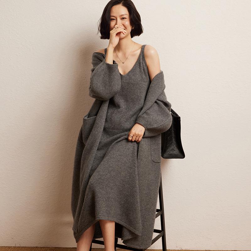 Versatile Cashmere Long Coat: Round Neck, Buttonless, Mid-Length, Stylish and Casual, Long-Sleeved Outerwear for Autumn/Winter.