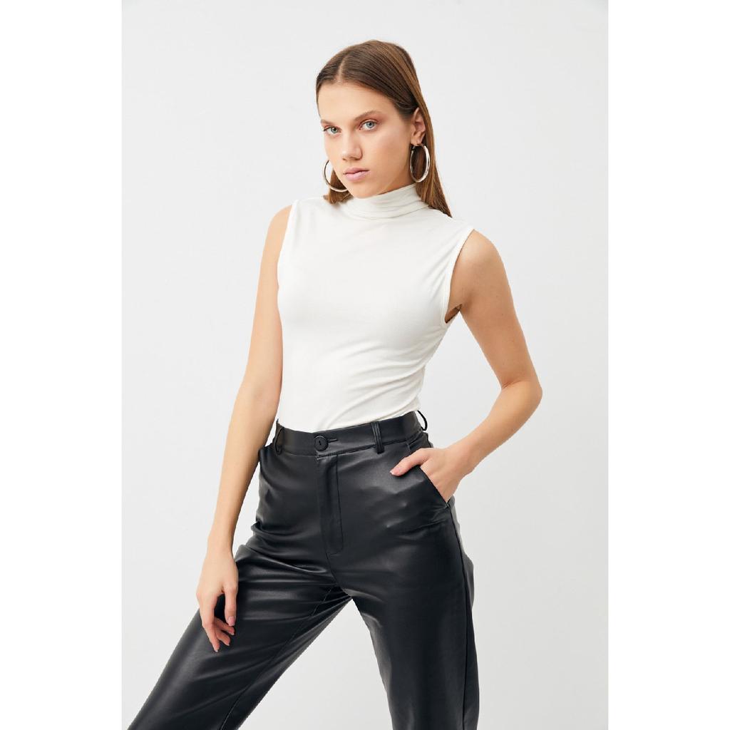 Dámské bílé tělo bez rukávů