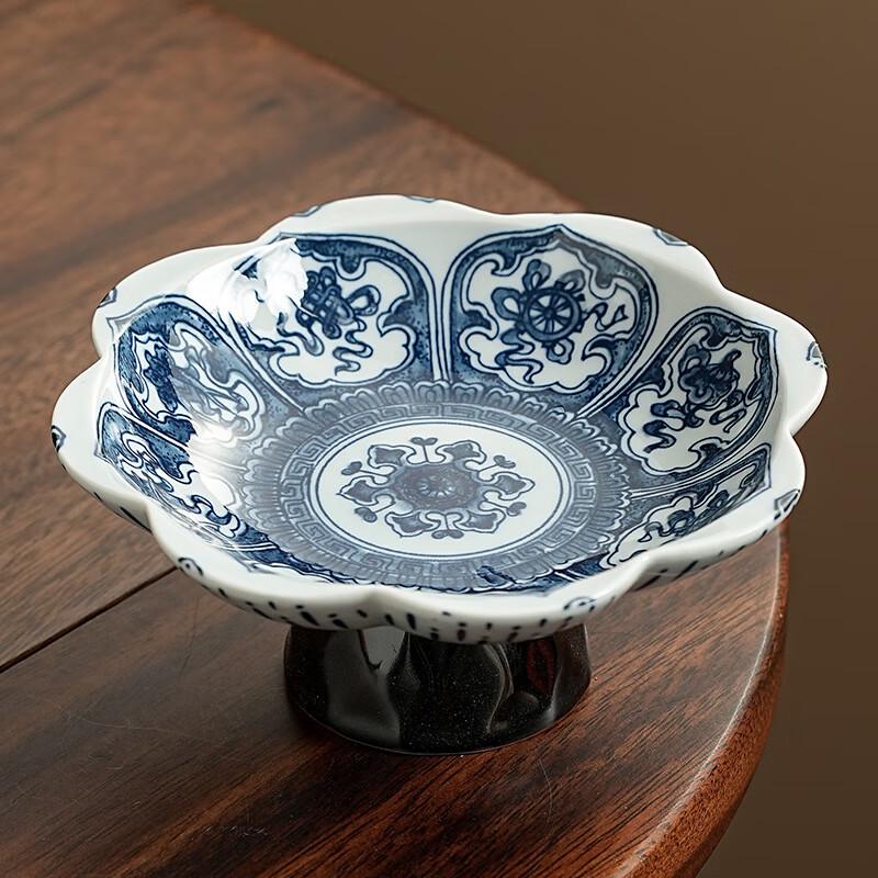 

Сине-белая керамическая тарелка на высокой ножке с лотосом