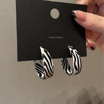 2025 Nouvelle Mode Boucles d'Oreilles Acryliques Motif Zèbre Exagéré pour Femmes Personnalité Hypoallergénique Bague d'Oreille Fête Zircon