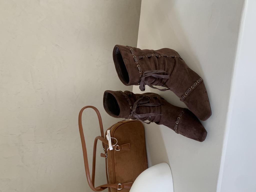Damen Retro Western Plissee Stiefeletten mit eckiger Spitze und Innensohle, dünnes Riemendesign für Herbst und Winter.