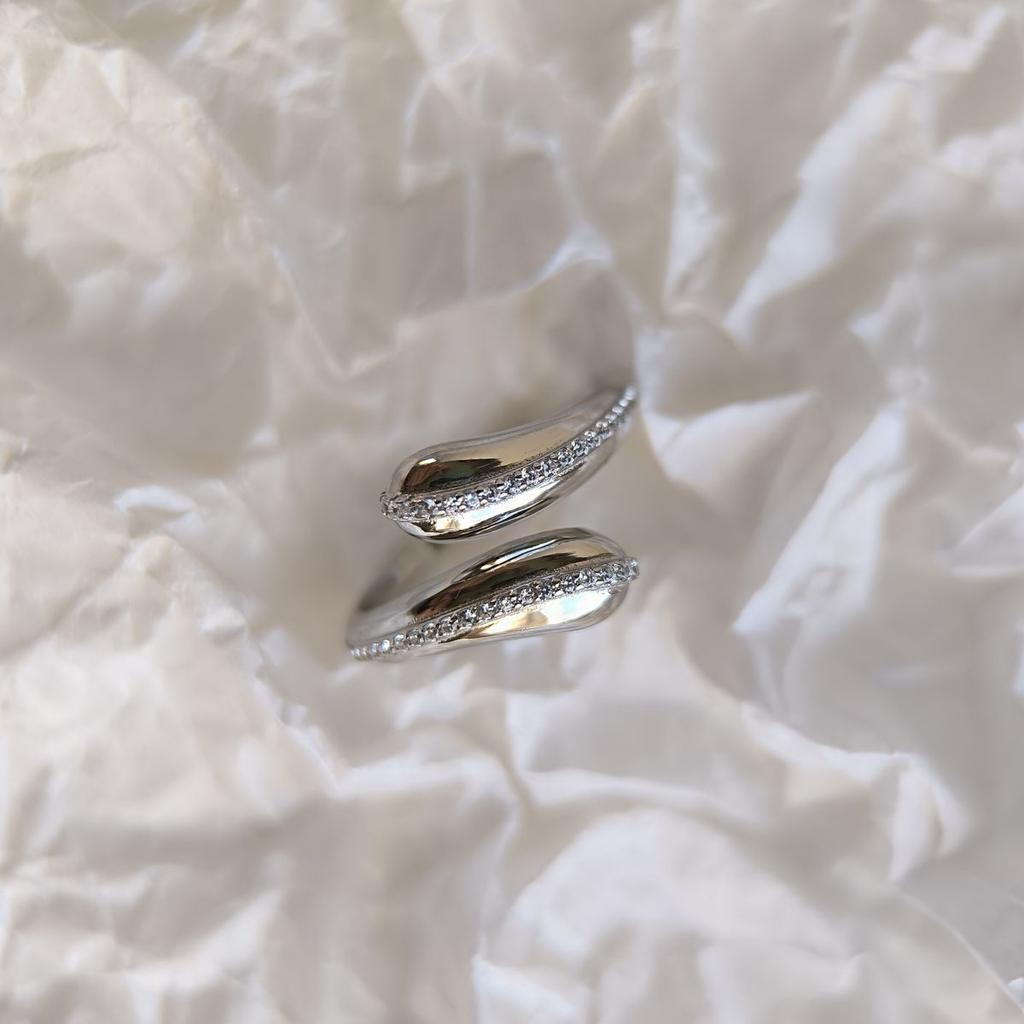 Серебряное кольцо с фианитами, вес изделия 3,58 гр (2182863)