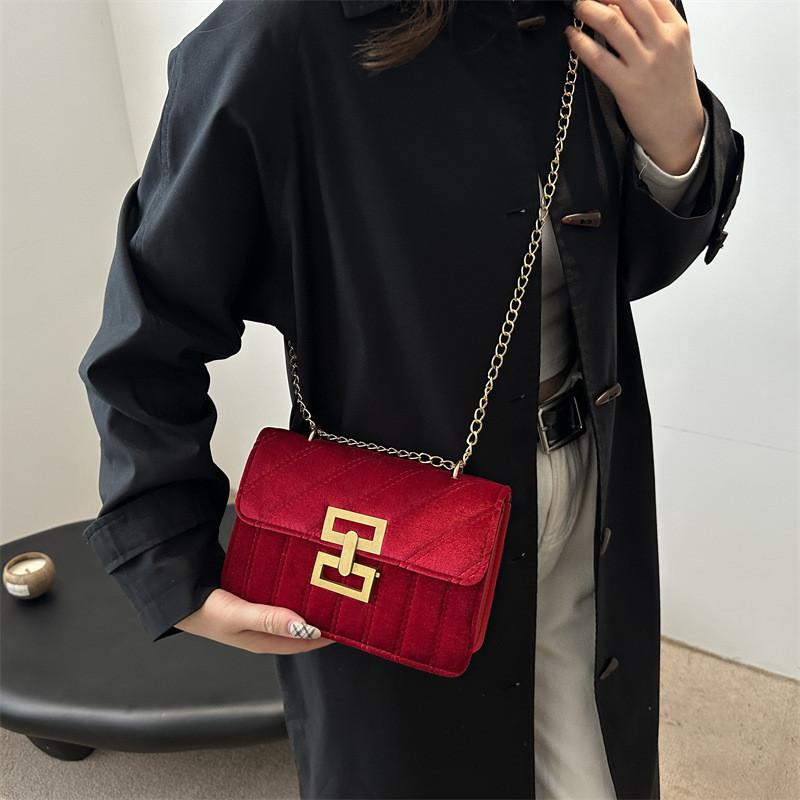 Versatile Trendy Handbag Featuring Chain Design And Lock Closure Ideal For Urban Style