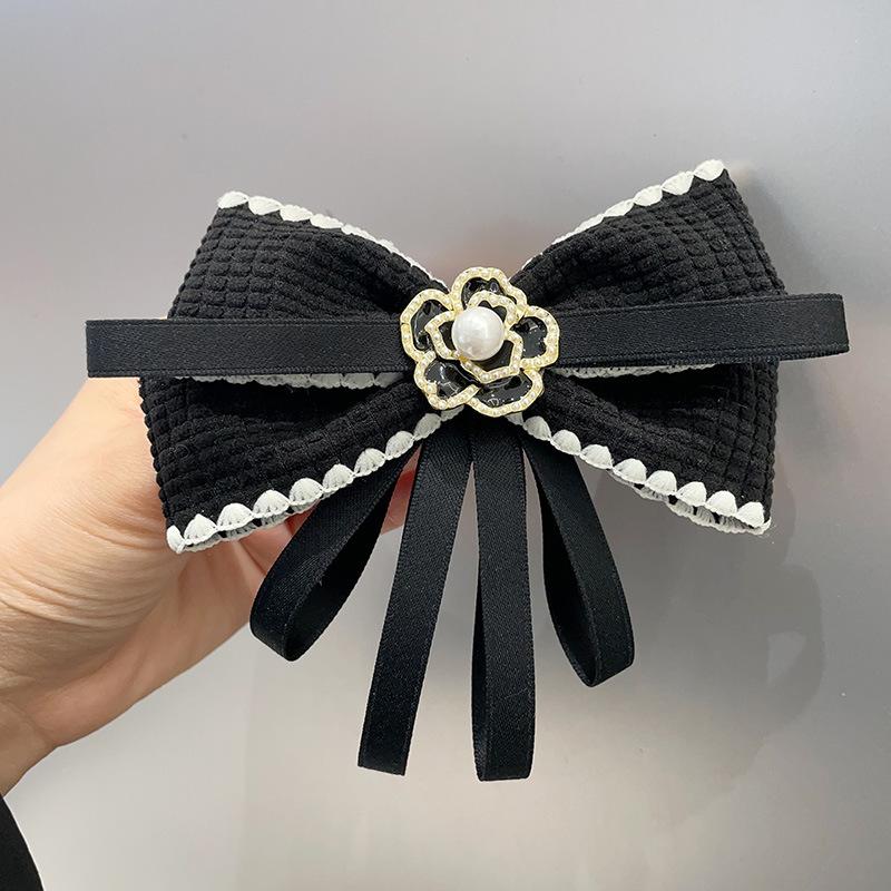 Brož Corsage s mašlí a kamélií z imitace perel Černá Jednoduchá smuteční brož Doplňky na výstřih Špendlíky na límec košile