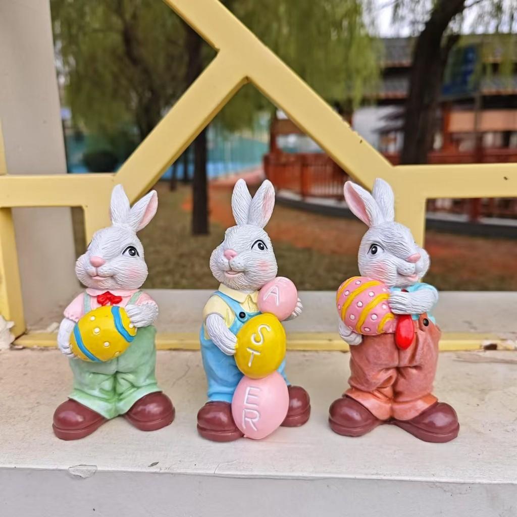 Bunte Osterhasenfigur mit Eiermotiv, perfekt für die Dekoration von Haus und Garten