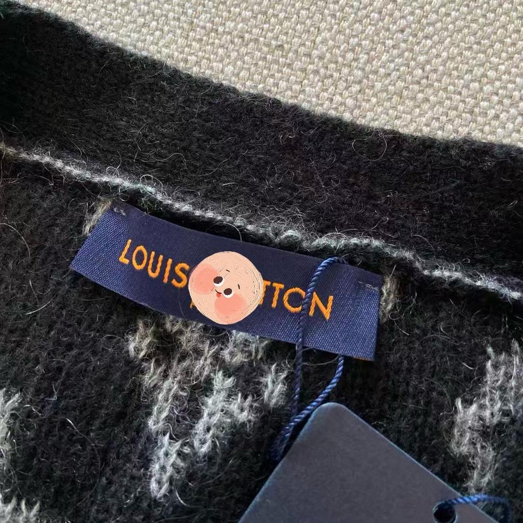 Klassischer Mohair-Strickcardigan mit V-Ausschnitt von G Family – weich, zart und modisch.