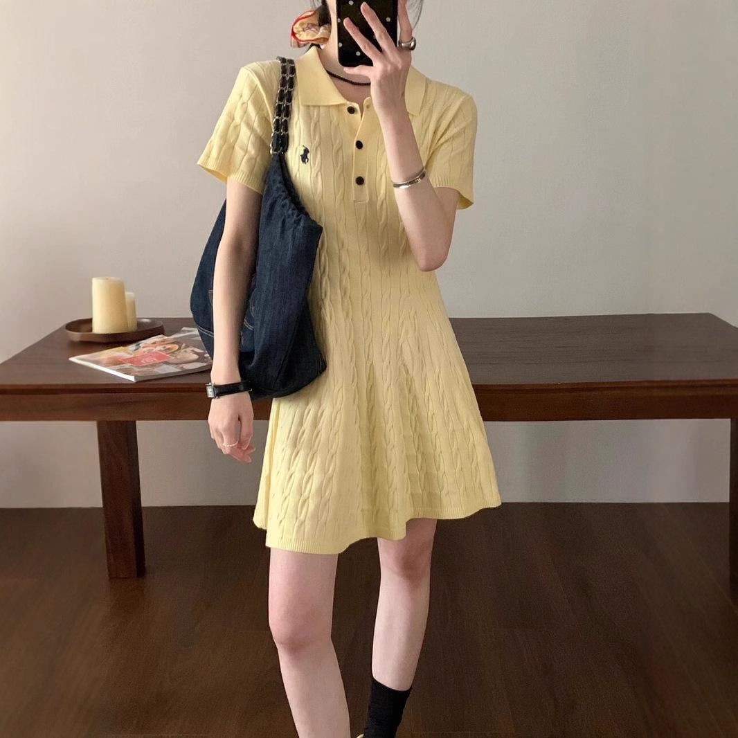 

Korean-Style Retro Cable Knit Polo Dress: Slimming Waist, Short Sleeve Mini Skirt, 2025 Trend One Size [Recommended for up to 125 pounds]