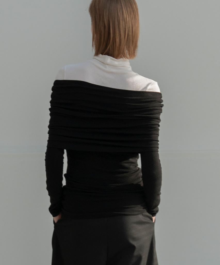 Mosyupamosyu Chris Off-Shoulder T-Shirt [Black]