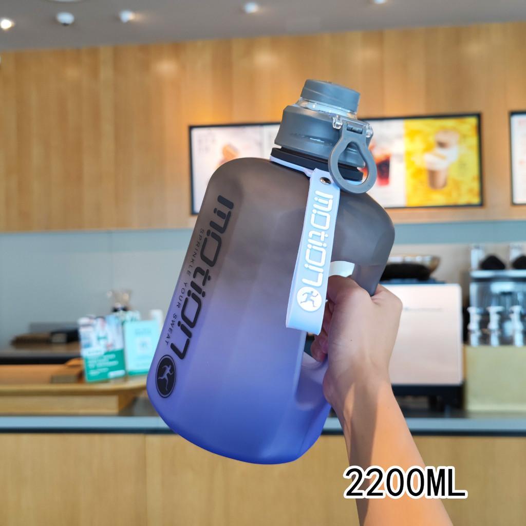 

2200ml Portable Plastic Water Bottle Cartoon Sealing Straw Drinking Lightweight серый