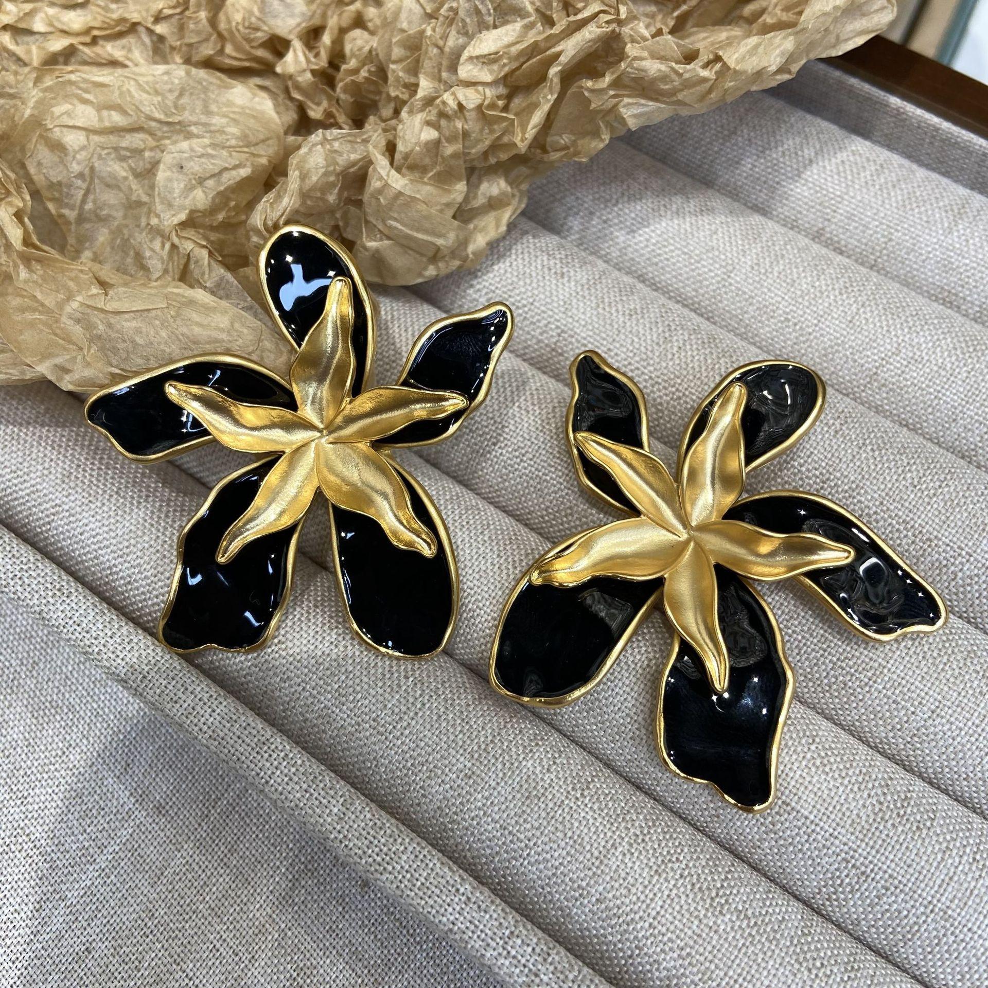 Vintage Vintage Court Style Stud Earrings Simple Atmosphere High Sense Color Matching Flower Glaze Enamel Design Earrings