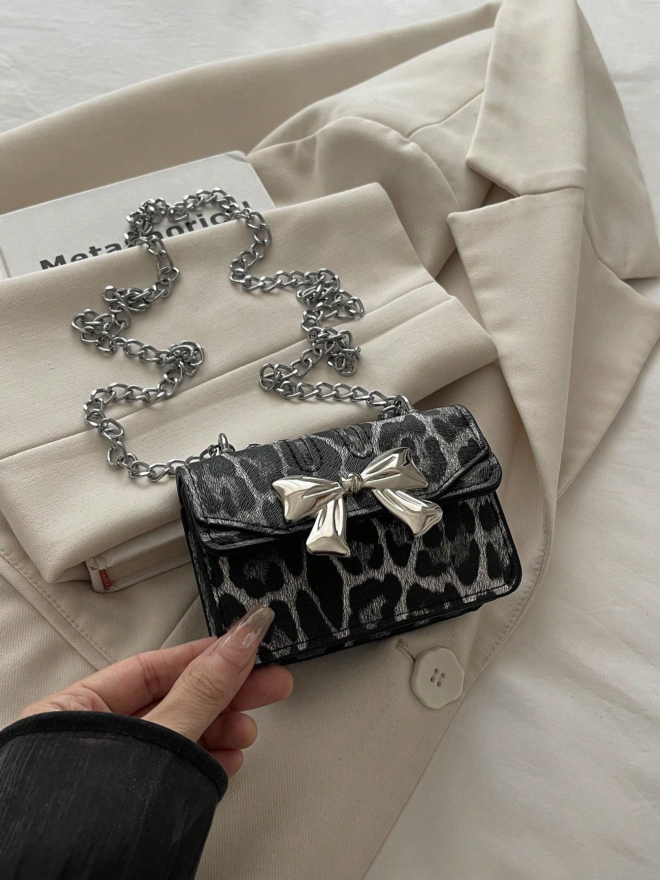 

Новая модная мини-квадратная сумка, украшение в виде банта из фурнитуры, откидной клапан, металлическая двойная цепочка, небольшая вместимость, легкая минималистичная сумка кроссбоди чёрный