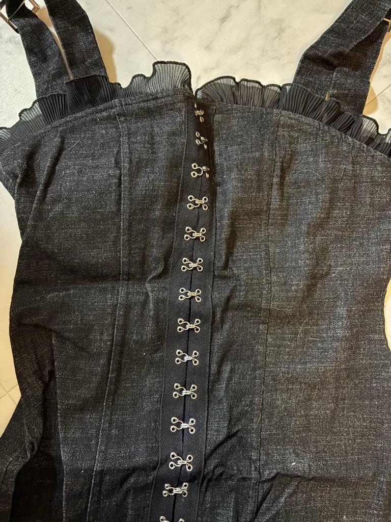 [UŻYWANA] Jisoo z BLACKPINK nosi rzadką dżinsową sukienkę bez rękawów!