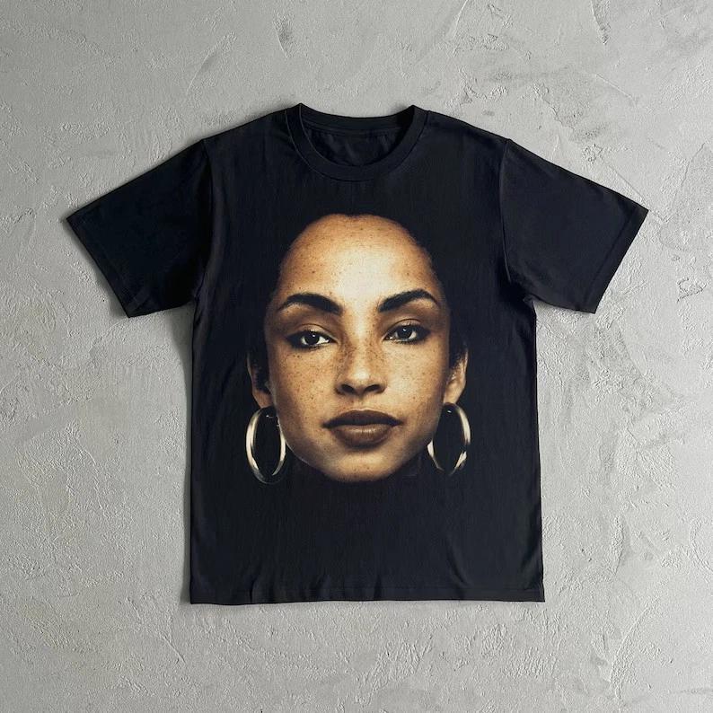 ФУТБОЛКА SADE ADU - Графическая футболка Sade Adu из плотного хлопка L