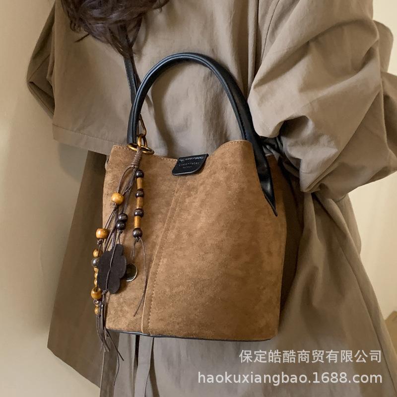 Foreign Style Fashionable Exquisite Versatile Shoulder Messenger Bag Simple 2025 Autumn and Winter Women's Portable Bucket Bag Mother and Child Bag