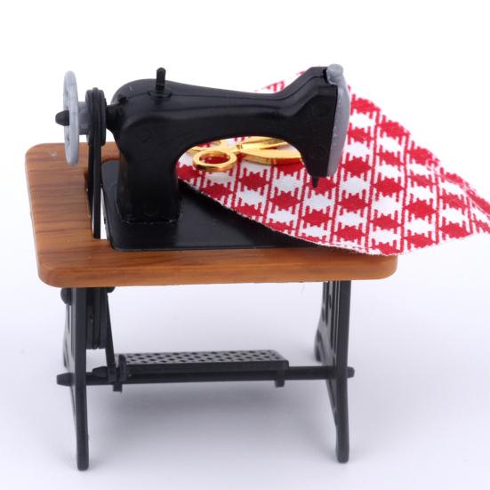 1:12 Miniatyr tre symaskinsett med trådsaks Tilbehør Dukkehusdekor Miniatyrmøbler Barneleker