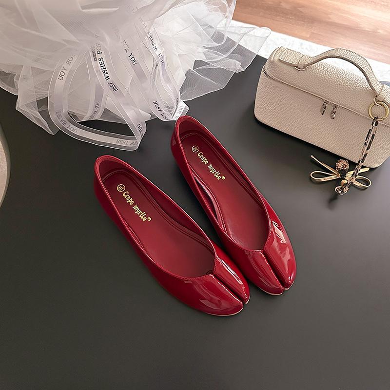 

Тот же стиль, высота красной подошвы увеличена на 2 см, а копытца - туфли с раздвоенным носком для женской летней ретро-базы 2025 года 40