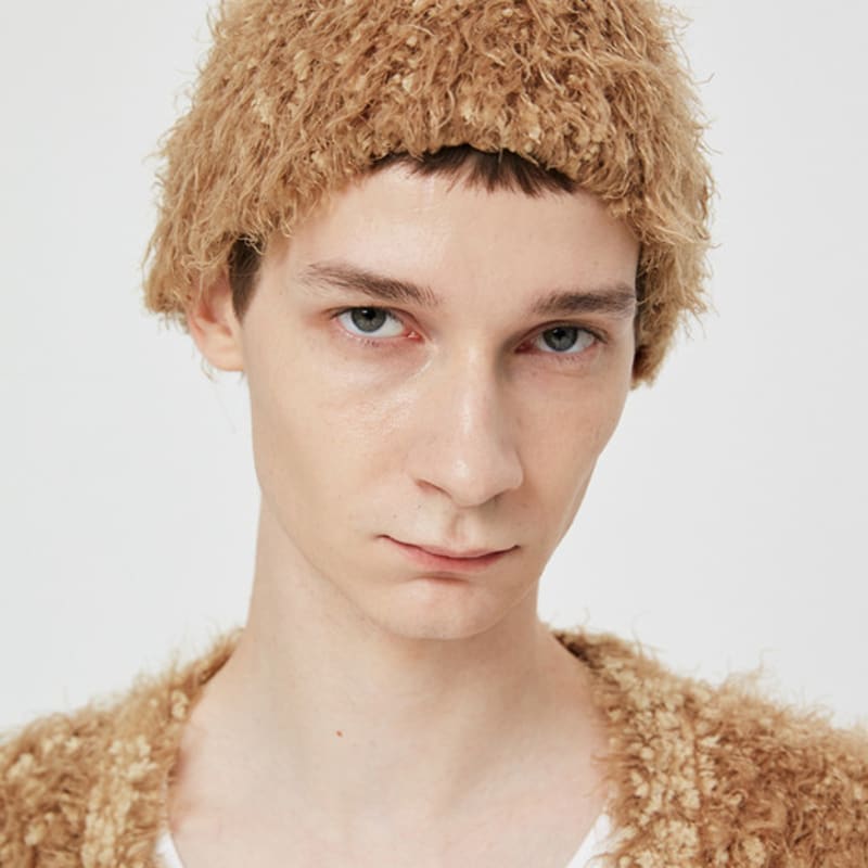 

Двухцветная мохнатая вязаная шапка-бини MOONSUN / Верблюжий One