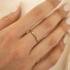 Minimalistischer quadratischer Bandring aus 14K Gold-plattiertem Edelstahl - Nischen-Design, Farbecht für den Zeigefinger.