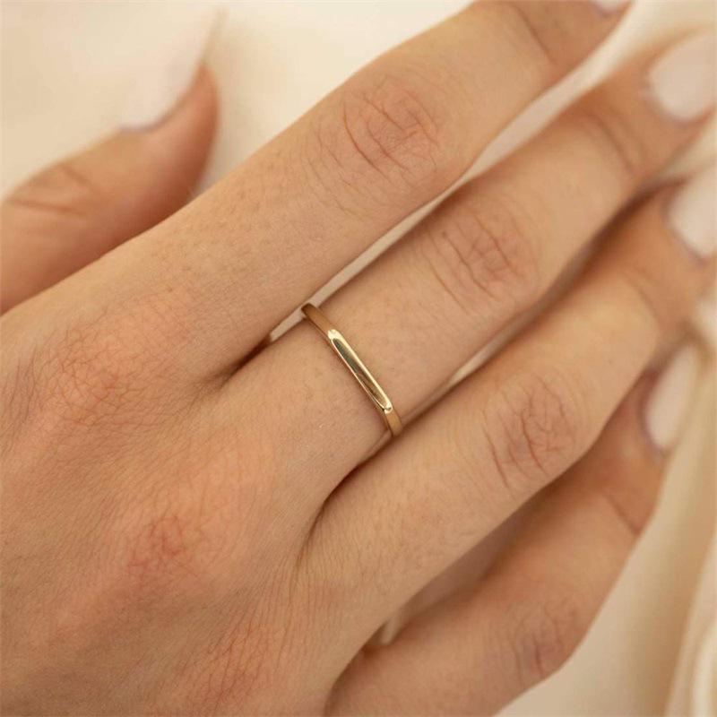 Minimalistischer quadratischer Bandring aus 14K Gold-plattiertem Edelstahl - Nischen-Design, Farbecht für den Zeigefinger.
