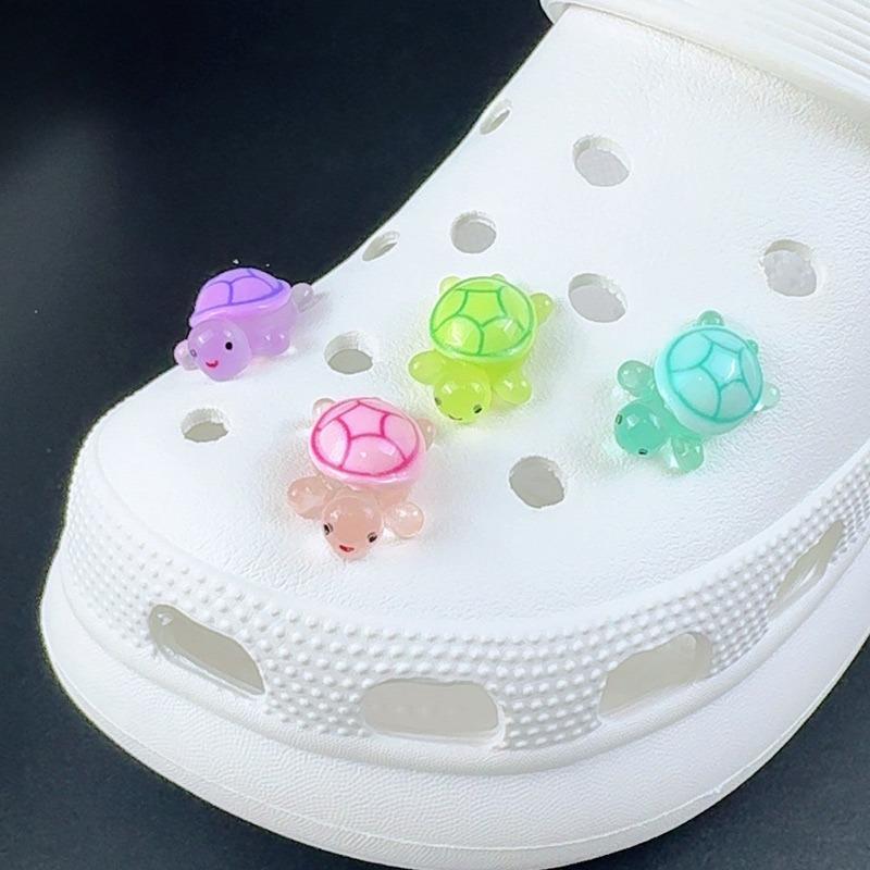 Mote Sko Charms Sett Tilbehør Hull Sko Spenne Søt Lysende Liten Skilpadde DIY 3D Sko Dekorasjoner Barneselskap Jentegave